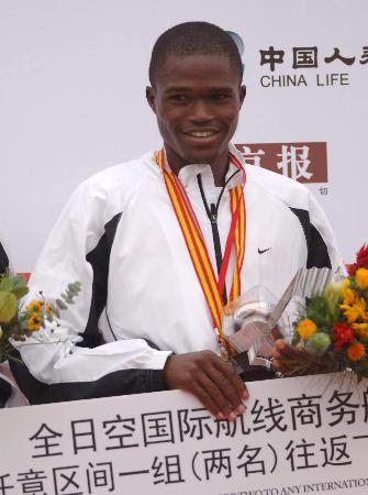 图文-北京马拉松基普桑夺冠笑容在鲜花和奖金中绽放