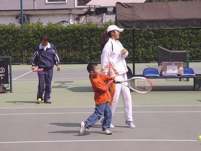 美女教练喜力公开赛免费教导小球迷打网球(图