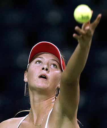 图文-WTA瑞士女子网球赛第二轮 莎娃全心投入