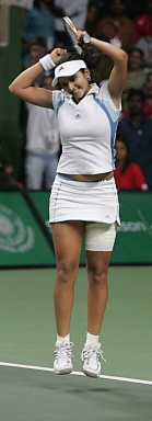 图文-米尔扎本土女网赛夺冠印度库娃兴奋庆胜利