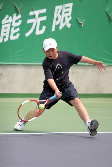 图文-北京网球节少儿网球比赛 看我劈腿救球功