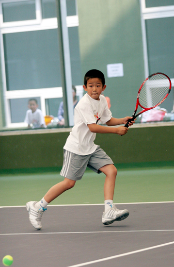 图文-北京网球节少儿网球比赛 脚步不乱动作专