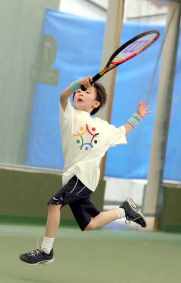 图文北京网球节少儿网球比赛看我边跳舞边救球
