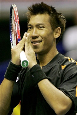 图文泰国网球公开赛首轮斯里查潘成功晋级喜笑颜开