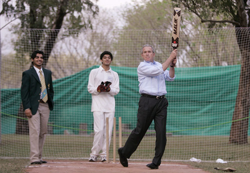 图文-美国总统布什板球打网球 展现高尔夫姿势