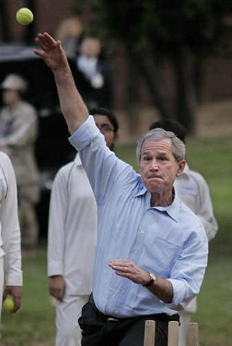 图文-美国总统布什板球打网球 投球姿势很专业