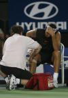 图文-菲利普西斯因膝伤退赛比赛中膝盖接受治疗