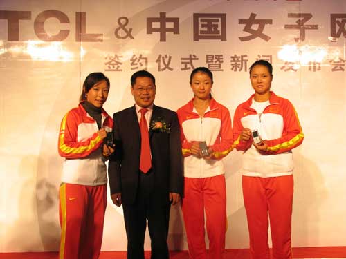 图文-TCL签约中国女网国家队 三朵金花接受手