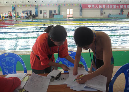 北京志愿者赴残运会服务团参加游泳医学分级(图)