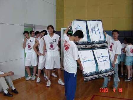 图文-NIKE高中篮球广州赛区决赛 番禺中学队员