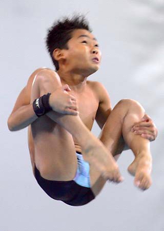 小男孩跳水训练图片