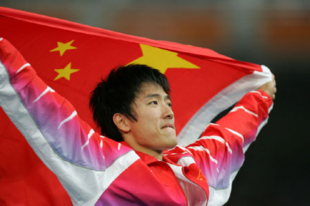 图文刘翔勇夺男子110米栏金牌领奖台上高举国旗