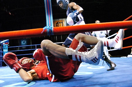 图文奥运拳击拳击48公斤级比赛邹市明被击倒