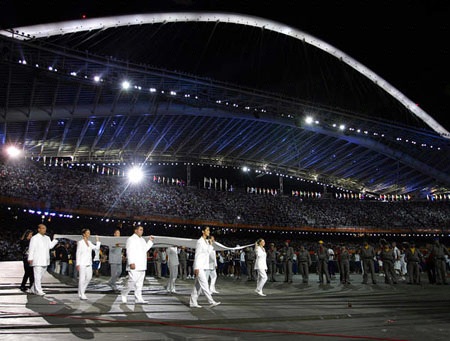 图文雅典奥运会闭幕式五环旗交接五环旗进入会场