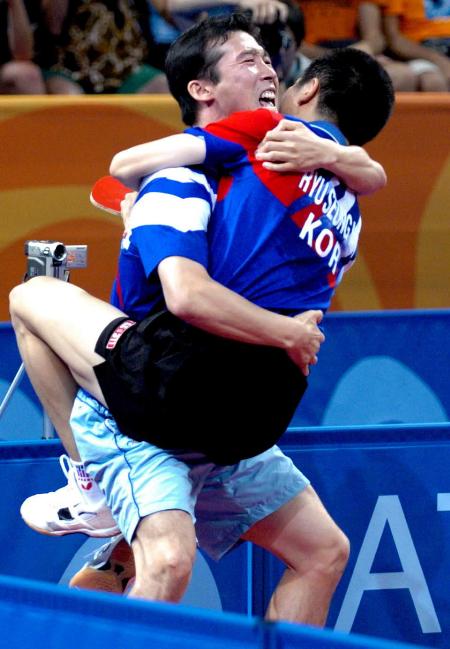 图文韩国选手摘走男单金牌柳承敏与教练庆祝