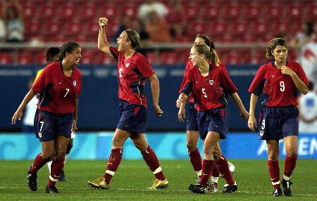 当日,在雅典奥运会女足决赛中,美国女足以2比1击败巴西队,夺得冠军