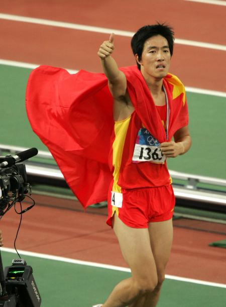 图文奥运会男子110米栏刘翔夺冠后身披国旗