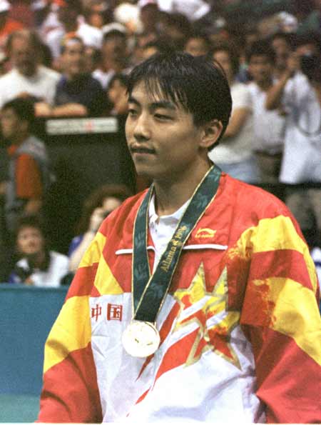 图片资料昔日奥运冠军刘国梁领奖台上微笑致意