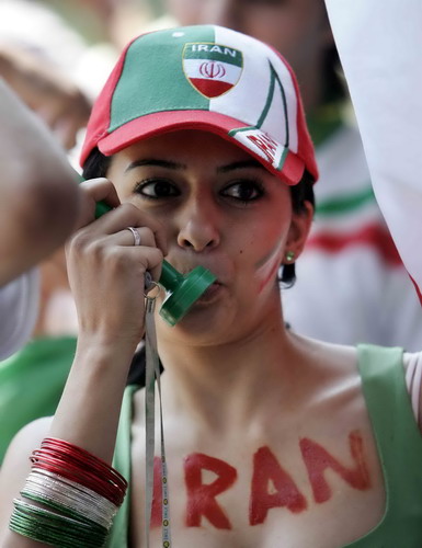 伊朗女球迷看足球赛图片