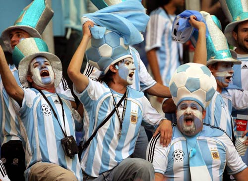 图文世界杯阿根廷60塞黑狂热的阿根廷球迷