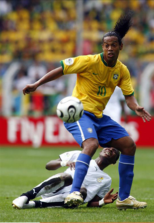 图文世界杯巴西vs加纳罗纳尔迪尼奥摆脱防守