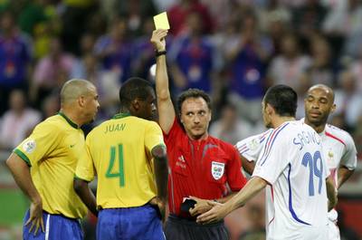 图文世界杯巴西vs法国胡安被黄牌警告