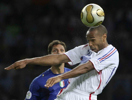图文世界杯意大利64法国亨利头球摆渡