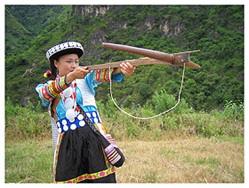 傈僳族弩弓和弩箭图片图片