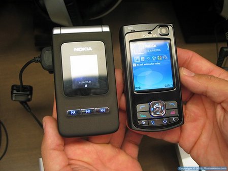 图为诺基亚公司的新款s60翻盖智能手机n75