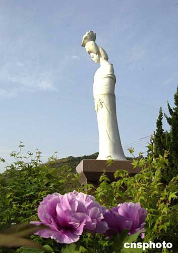 日本山口县杨贵妃之乡的杨贵妃墓附近,供奉着一尊掩映在牡丹从中