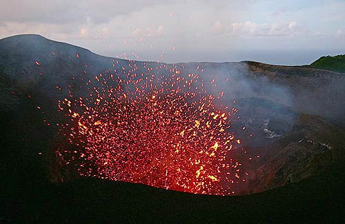 游客实拍活火山喷发全过程