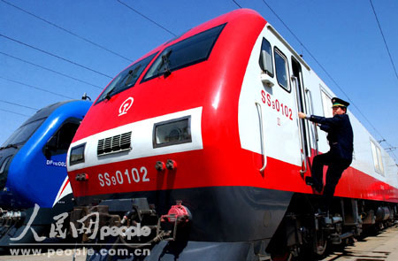 4月8日,新推出的直达特快旅客列车正在北京进行运行前调式记者雷声摄