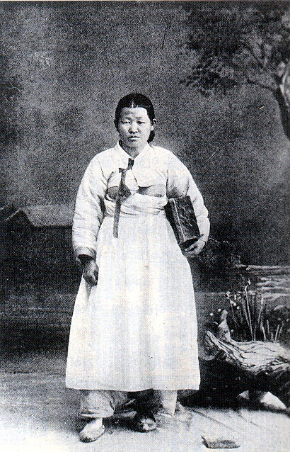 朝鲜妇女哺乳图片