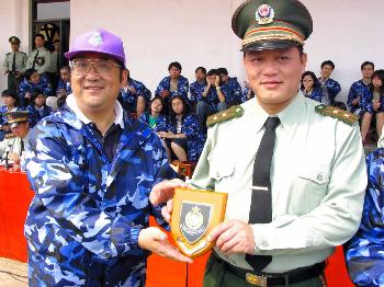 圖文香港青少年觀看廣西武警軍事表演