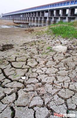 最严重水患形势的同时,江苏苏北地区今年却发生了百年罕见的特大干旱