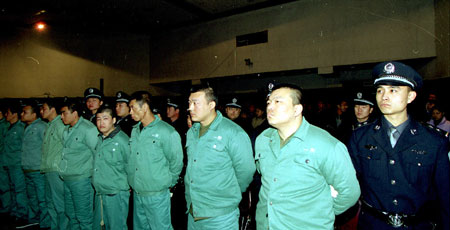 依法公开对张仲贤(别名张大龙)等36名被告人,崔国军等23名被告人作出