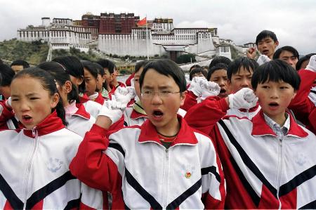 6月21日上午,拉萨第四中学50多名学生共青团员在布达拉宫广场进行