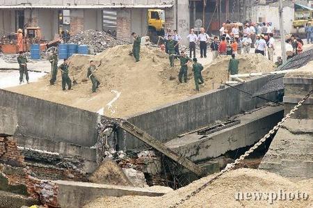 组图上海地铁4号线施工引起黄浦江防汛墙断裂