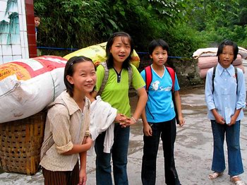 大楠镇中学的学生们背着行李结伴去报名.