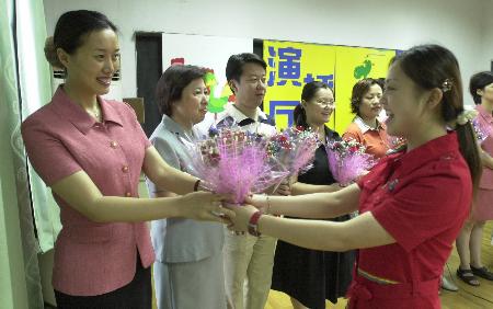 曹晓红(左1)高兴地收在该校从教一年多的年轻教师王琳慧(前右)为徒