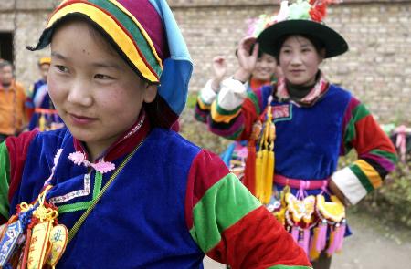 10月3日 土族阿姑辦旅遊 10月3日,身穿七彩服飾的土族阿姑