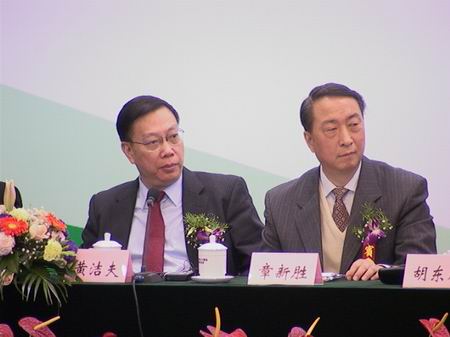 圖文:與會領導黃潔夫解答患者提問