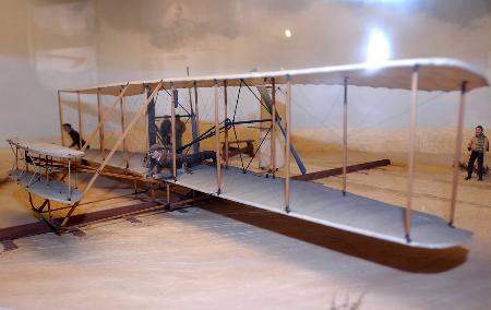 人类第一架动力飞机飞行者一号的模型在英国伦敦的科学博物馆展出