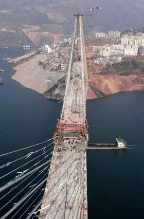 巴東長江公路大橋位於湖北省巴東縣城,是正在規劃的臨汾至三亞高等級