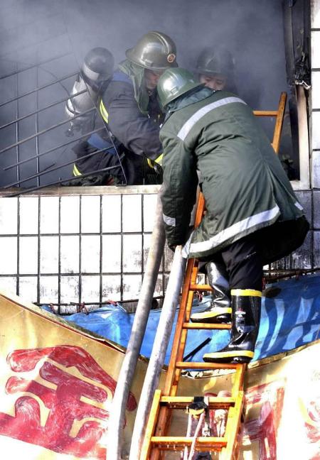 图文:吉林市中百商厦发生特大火灾(2)