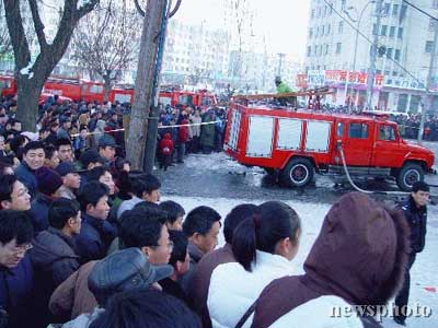 图文:吉林市中百商厦火灾现场的围观群众