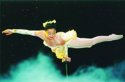 新上海马戏团演出的杂技《空中芭蕾》本报记者谢震霖摄