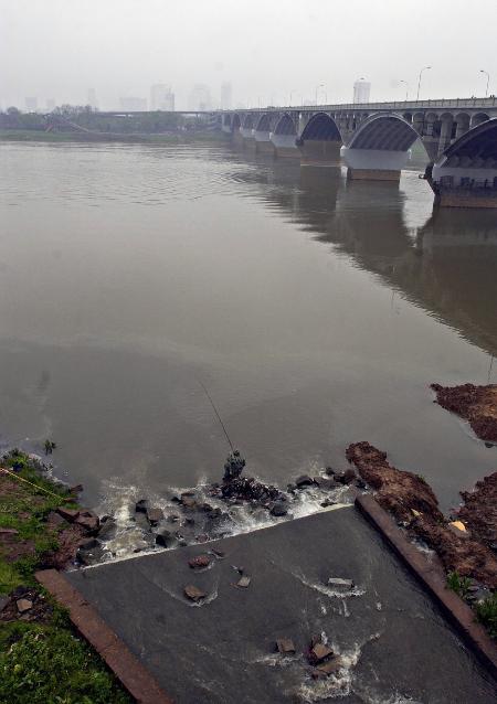 图文:湘江污染严重排污仍在继续(2)