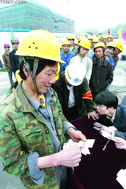 領到月工資,民工心裡美滋滋攝影/王赤忠市勞動監察部門期望此舉最終能