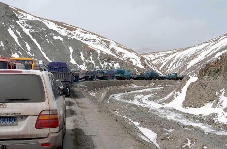 雪天車禍堵塞青藏公路 崑崙山口恢復通車(圖)